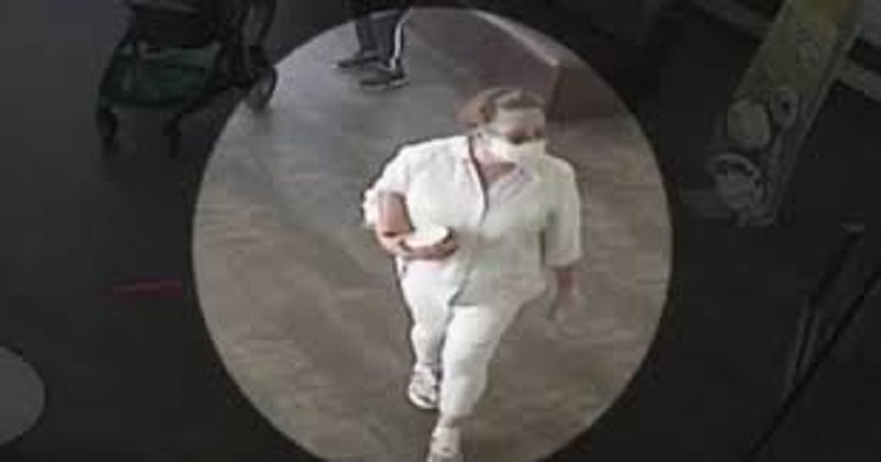 une-femme-recherchee-par-la-police-apres-avoir-tousse