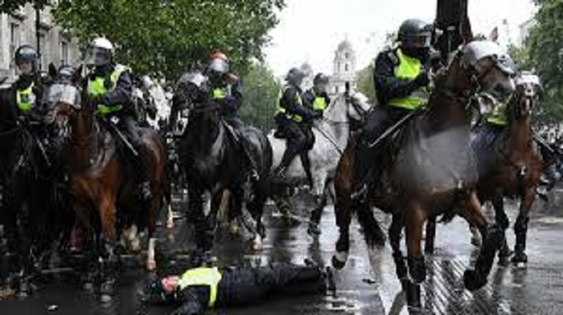 une-policiere-perd-le-controle-de-son-cheval-en-pleine-manifestation