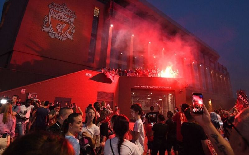 video-Premier-League-les-supporteurs-de-Liverpool-en-liesse-apres-le-titre