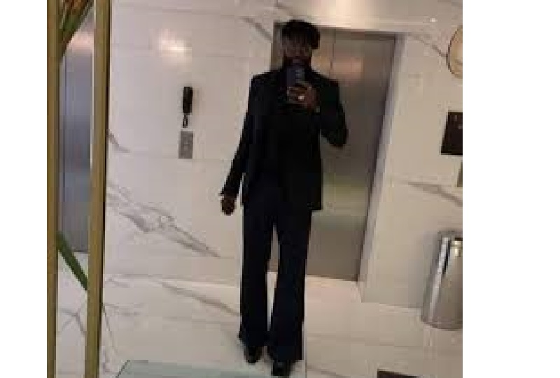Adebayor répond à ceux qui se moquent de sa tenue
