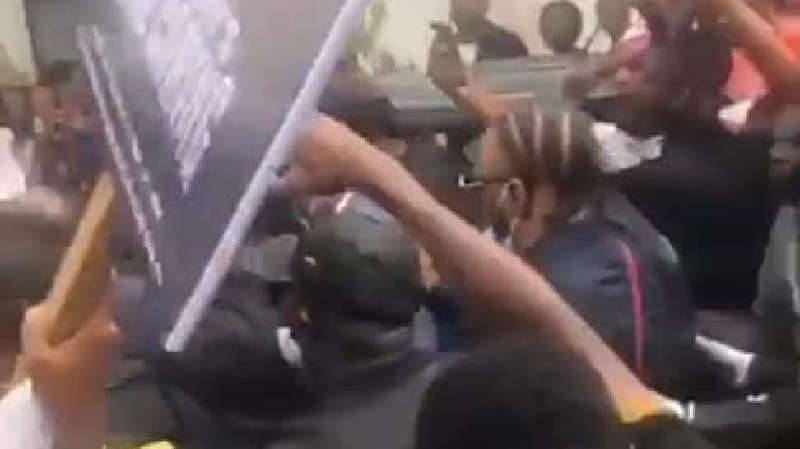 Burna boy étouffé par une foule dans les rues de Lagos