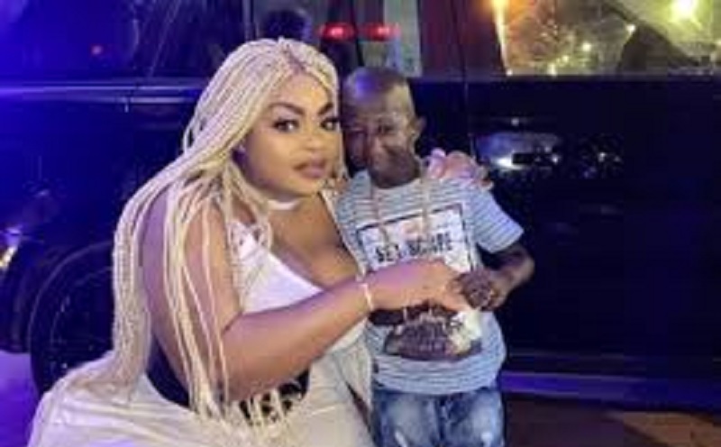 Couple ces images de Grand P entre les jambes d'Eudoxie Yao font le buzz (vidéo)