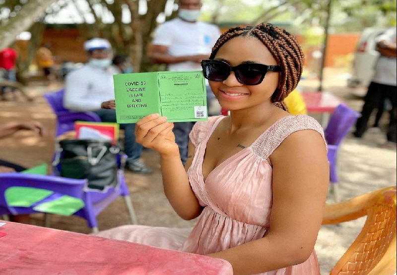 Covid-19 Regina Daniels son message après avoir reçu le vaccin met en rage les Nigérians