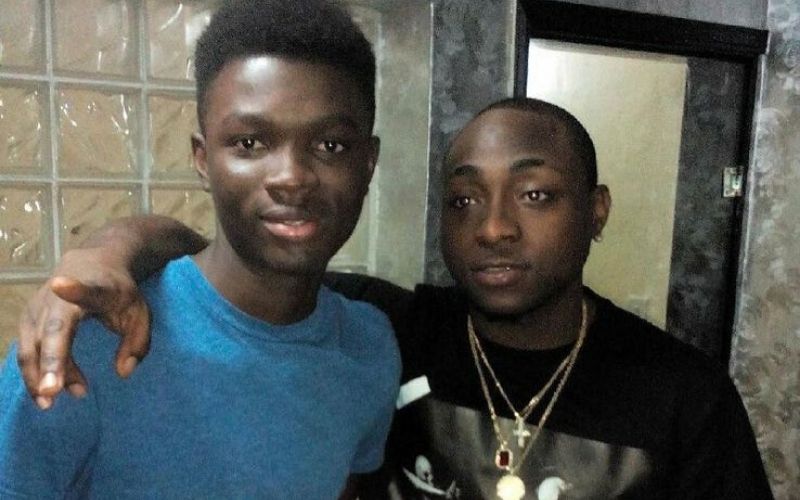 Davido la star surprend un fan qui avait abandonné ses études par manque de moyens