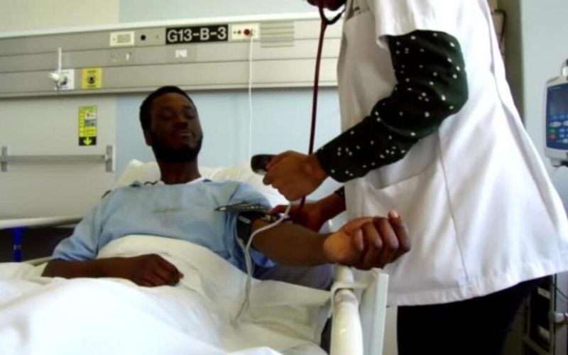 Informé par le médecin que sa femme gardait son téléphone, il s'enfuit du lit d’hôpital pour le récupérer (vidéo)