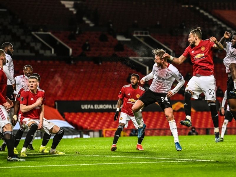 Ligue Europa le Milan AC arrache un nul in extremis contre Manchester United