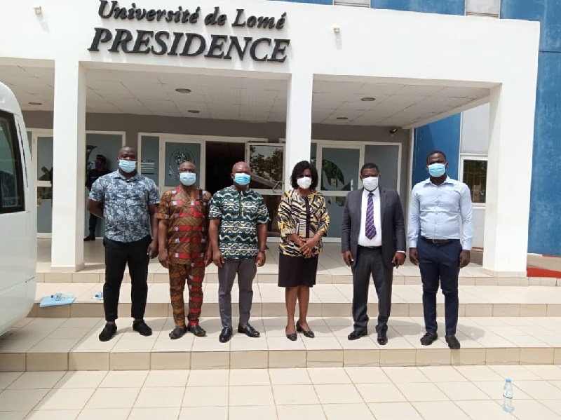 Togo Bus pour les étudiants venus du Zio 1 le Maire Agogno présente les véhicules aux autorités universitaires (photo)