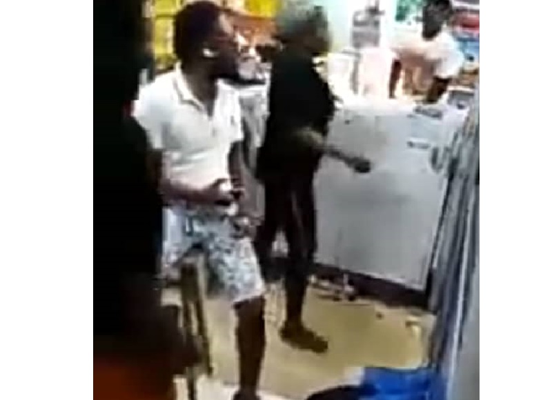 Togo Raoul le Blanc le blogueur échappe de peu à une bastonnade (vidéo)