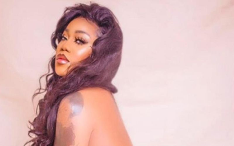Toyin Lawani la styliste pose sans sous-vêtements dans une tenue de none sexy (photos)