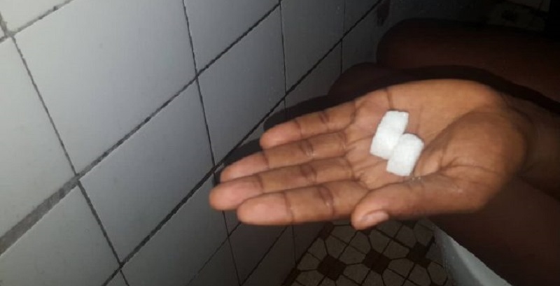 Ce que des jeunes femmes font avec 2 cubes de sucre dans la salle de bain