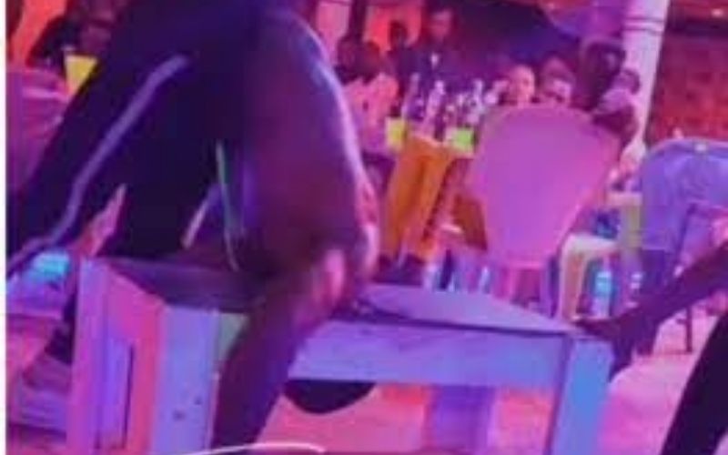 Coupé décalé quand un danseur feint de se tordre le cou en faisant ses « roucasse-casse »(vidéo)