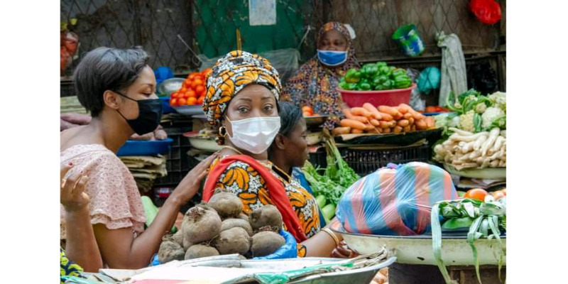 Guinée la femme d’Alpha Condé fait ses courses dans un marché populaire de la capitale 0