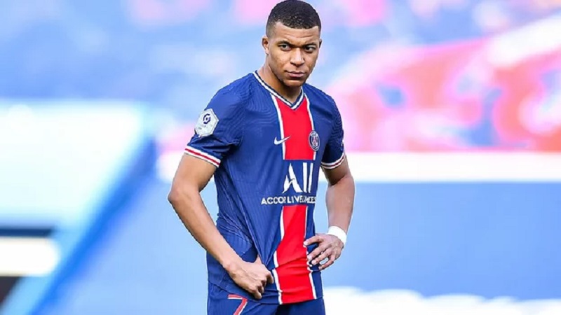 Au fur et à mesure que la fin de la saison s’approche, les grands clubs européens sont à la manœuvre pour piocher les pépites. L’attaquant du PSG Kylian Mbappé