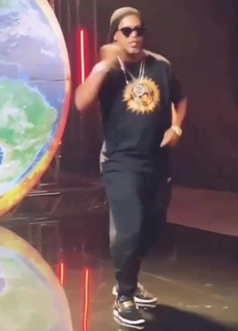 Star Quand Ronaldinho fait le buzz avec sa nouvelle vidéo de danse