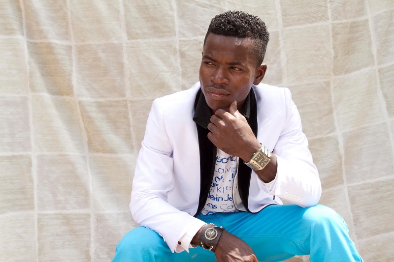 Togo L’artiste John Keder violemment agressé en pleine circulation