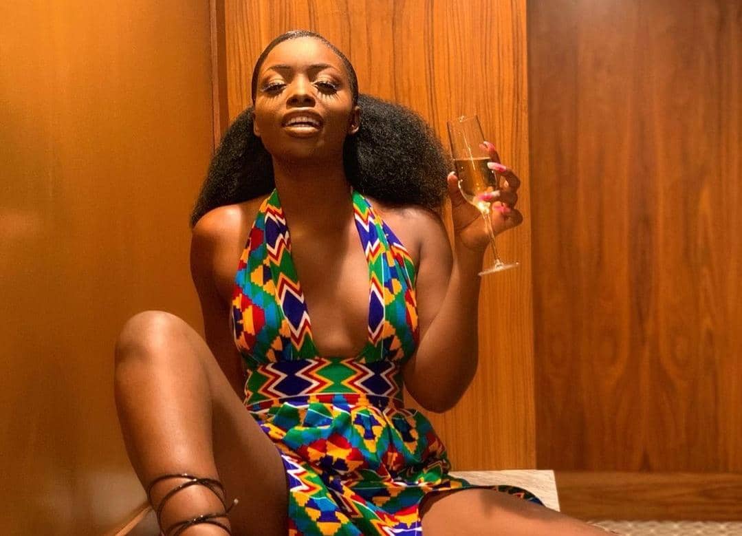 Togo lingerie fine, jeu de hanche sensuelle.. Miss Quavo fait exploser le thermomètre
