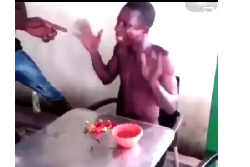 Un présumé voleur arrêté, contraint de manger une grande