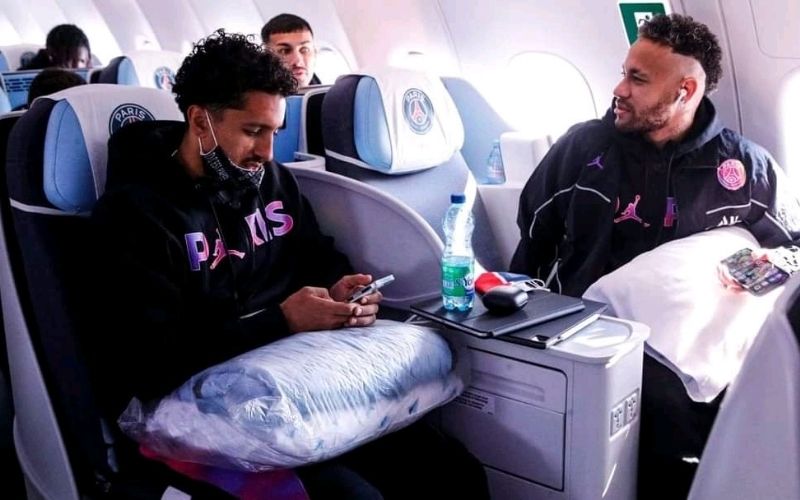 PSG, ces belles images des Franciliens enthousiastes en route pour Manchester ravie les fans Mbappé est de la partie ! (4)