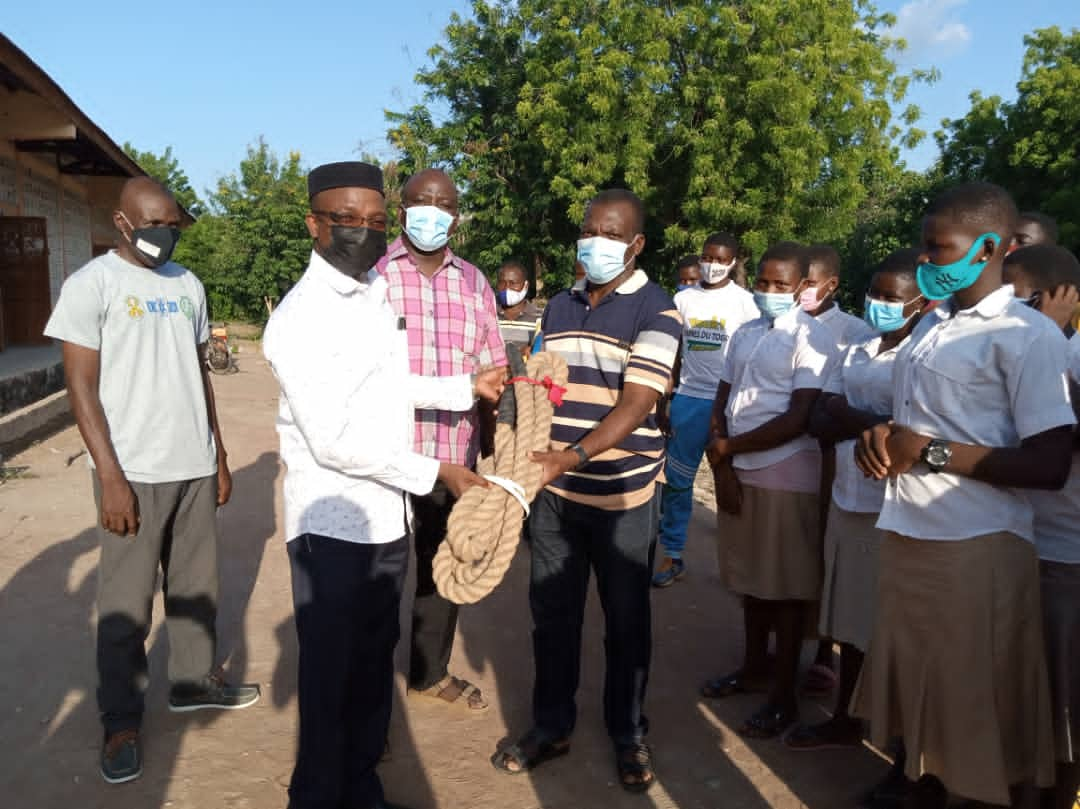 Togo Ecole Quand le ministre Ayewouadan fait don d'une corde à grimper