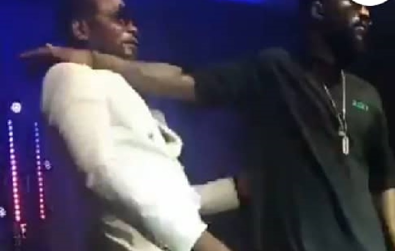 quand la star pète un câble et repousse violemment un fan en plein concert