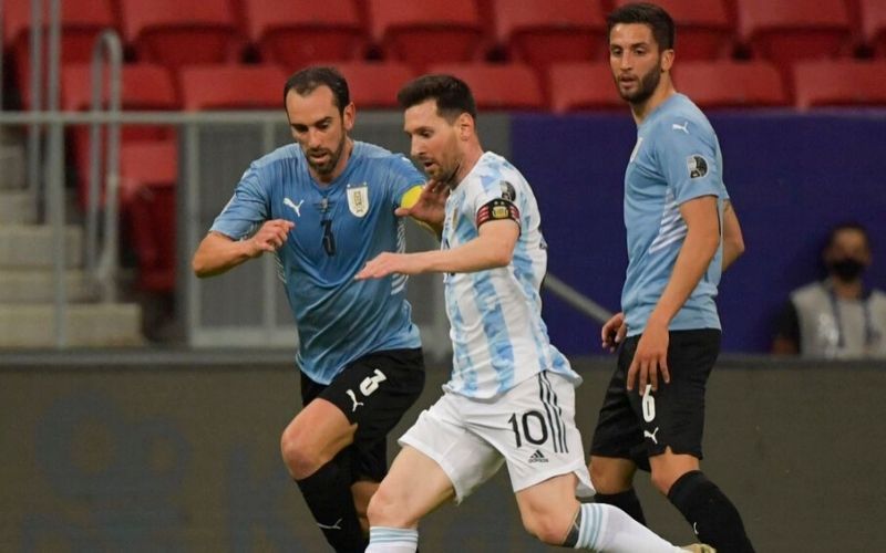 Copa America le festival de Lionel Messi au milieu de 4 Uruguayens impressionne les fans de foot (vidéo)