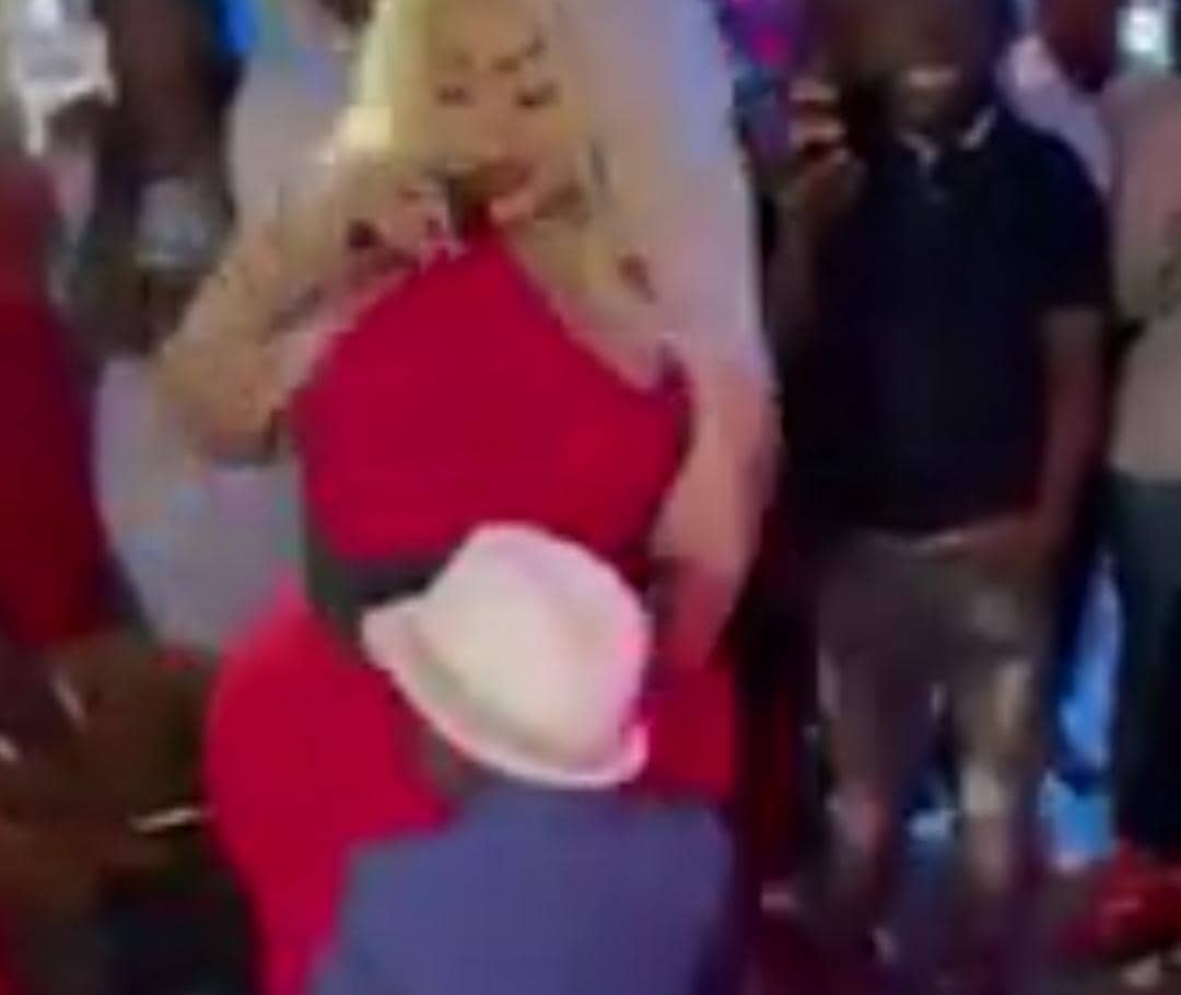 Grand P marque son territoire Cette danse hyper sensuelle avec Eudoxie Yao sur scène met tout le monde d'accord