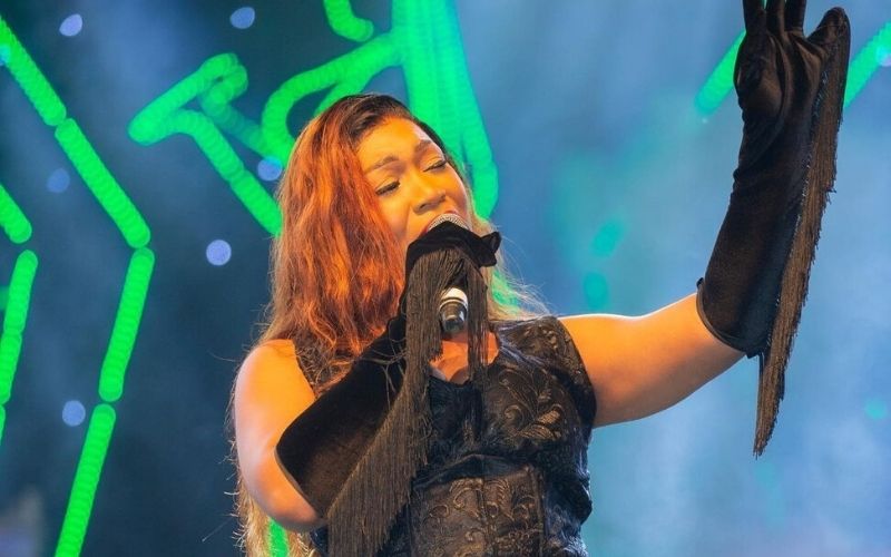 Josey infiniment reconnaissante le merveilleux cadeau de la chanteuse après le gros succès de son concert