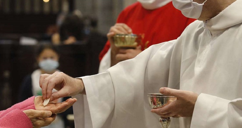 Tombé amoureux d’une fidèle de sa paroisse, un Prêtre va porter plainte contre l’Eglise catholique