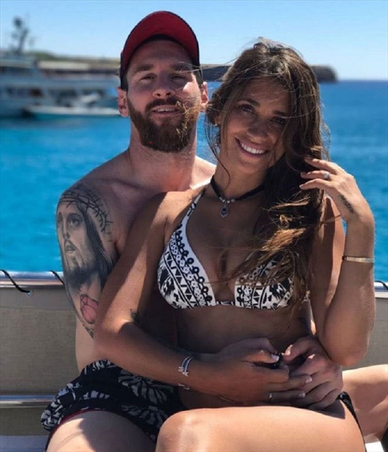 Stars collé serré, le couple Messi et Antonella déchaîne leur passion sous l'eau (vidéo)