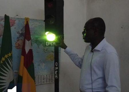 Innovation au Togo Ce directeur d'école et ses élèves fabriquent des feux tricolores