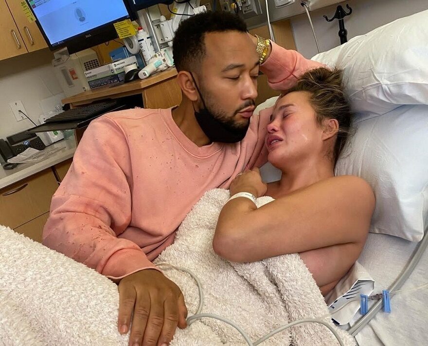 John Legend déboussolé : l'artiste et sa femme commémorent la mort de leur fils à travers ce message