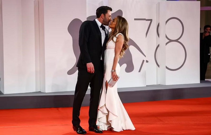 Stars : Jennifer Lopez enflamme la toile en donnant un baiser à son petit ami sur le tapis rouge (photos)