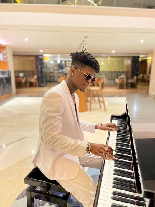 Togo un fan à Santrinos Raphaël Je t'aime mais..., ce look de la star choque la toile (photos)