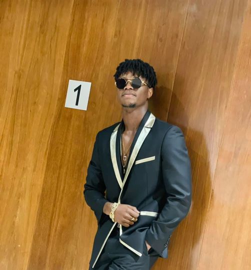 Togo un fan à Santrinos Raphaël Je t'aime mais..., ce look de la star choque la toile (photos)3