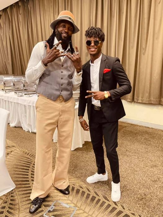 Togo un fan à Santrinos Raphaël Je t'aime mais..., ce look de la star choque la toile (photos)8