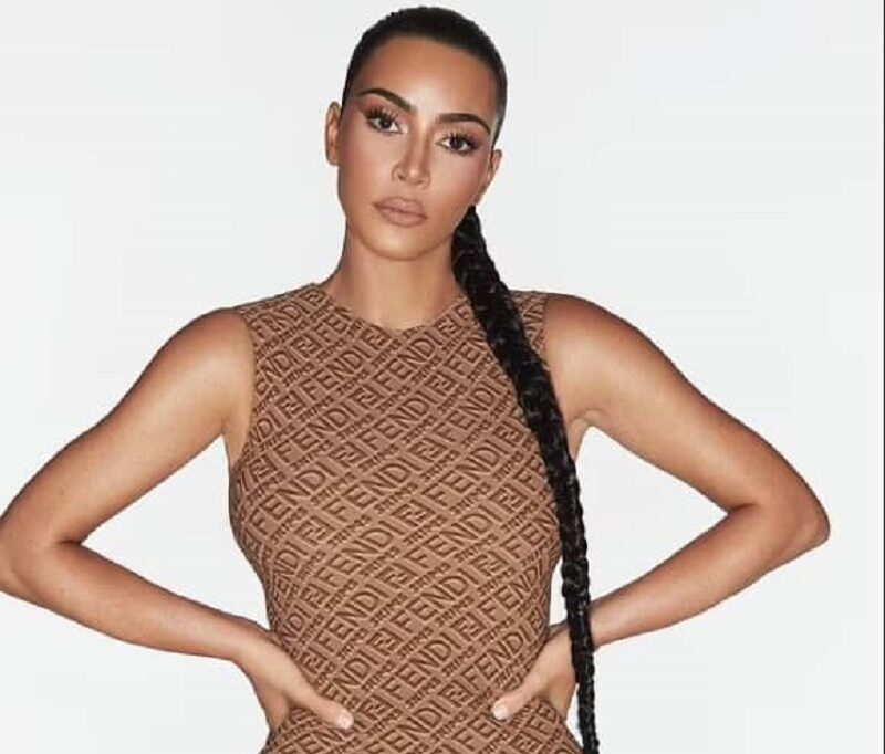 Stars : Kim Kardashian surprend la toile en affichant ses incroyables courbes en pure lingerie Fendi (photos)