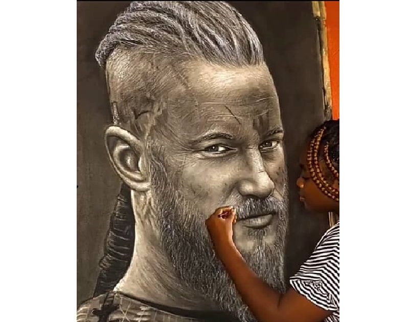 une artiste féminine talentueuse réalise un magnifique portrait du personnage Viking
