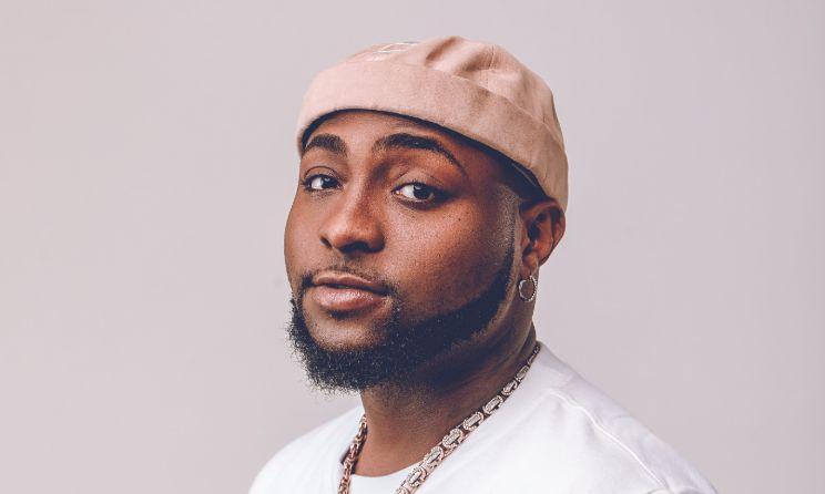 Davido : le chanteur fait sensation en dépensant des millions pour une voiture neuve (vidéo)