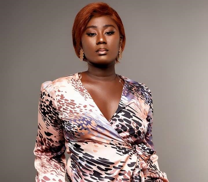 Eunice Zunon : ''Aidez-moi... Je vais balayer vos maisons pendant 3 jours'', la compagne de Tenor choque la toile avec cet appel à l'aide (photo)