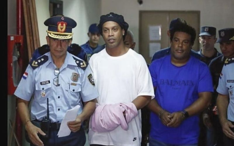 Stars Ronaldinho pourrait retourner en prison ; son ex-petite amie l'enfonce