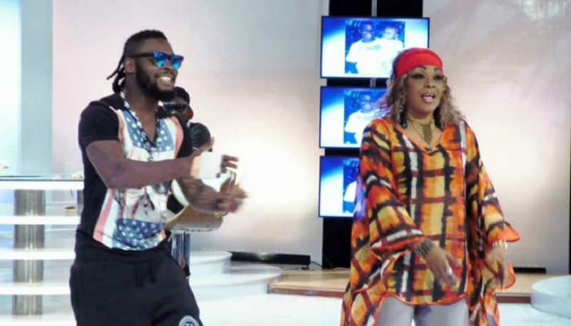 Tina Glamour Je voulais qu'Arafat soit militaire...