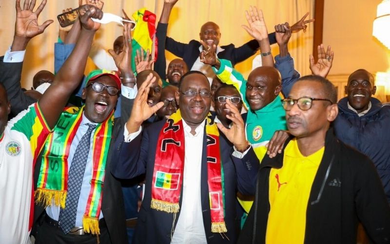 Accueil des Lions du Sénégal  la déclaration de Macky Sall envers Aliou Cissé qui fait rire tous les joueurs (vidéo)