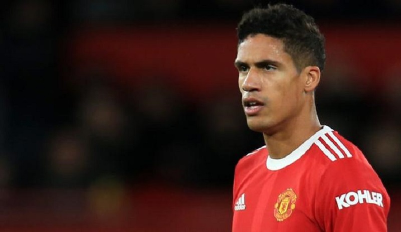 Manchester United Varane très sévèrement critiqué Il a été nul ... depuis son arrivée