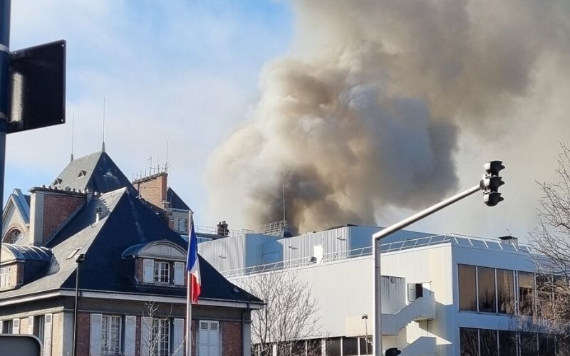 Violent incendie à l'imprimerie qui fabrique le Franc CFA à Chamalières (Vidéo)