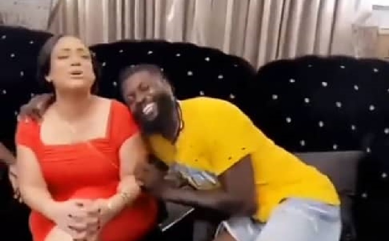 Adebayor Je suis amoureux la star présente sa nouvelle conquête à la toile (vidéo)
