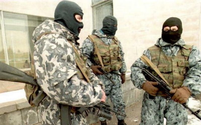 Poutine envoie des escadrons d’exécution avec l’ordre de tuer ses propres hommes s’ils tentent de...