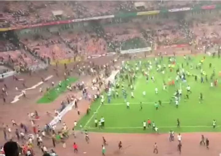 Élimination du Nigeria : les supporters descendent sur l'aire de jeu et  cassent tout (vidéo) - L-FRII