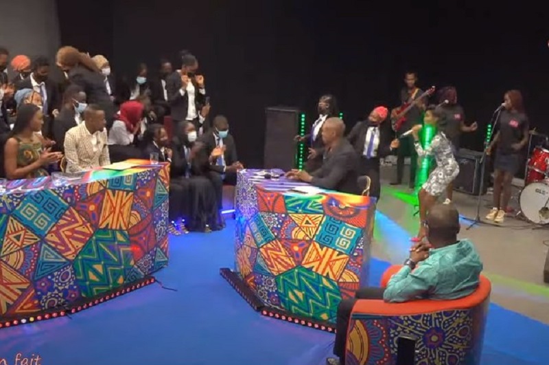 Togo Tchaléa djo pona gbimé sigbé … Dia Nu'ella crée un moment gênant pour le ministre Ayewouadan à la télé (vidéo)