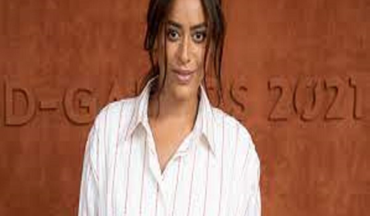 Amel Bent la chanteuse pend une balle perdue