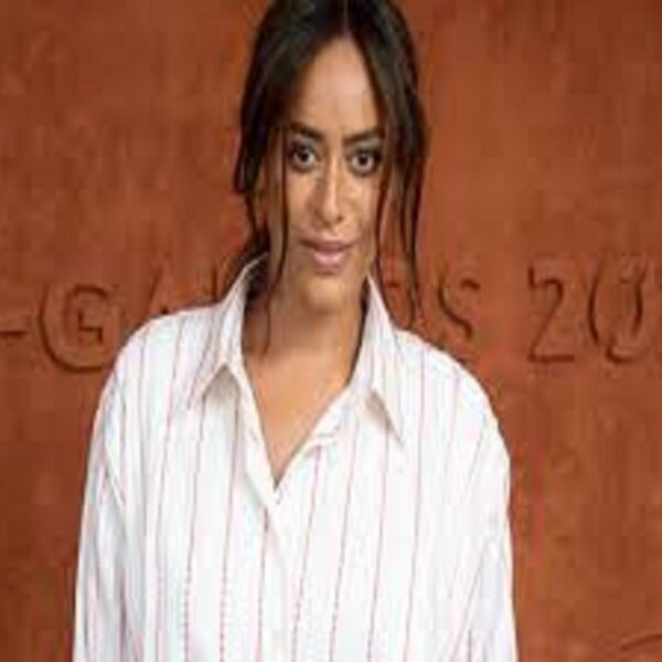 Amel Bent la chanteuse pend une balle perdue